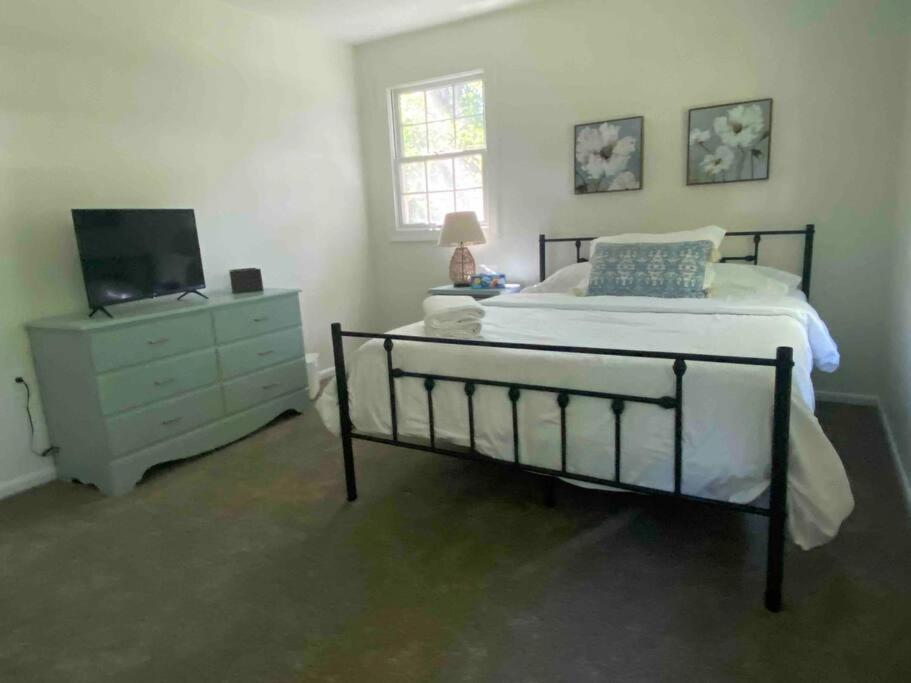 5 Bedrooms On A Flat Acre. Great Water Pressure! *