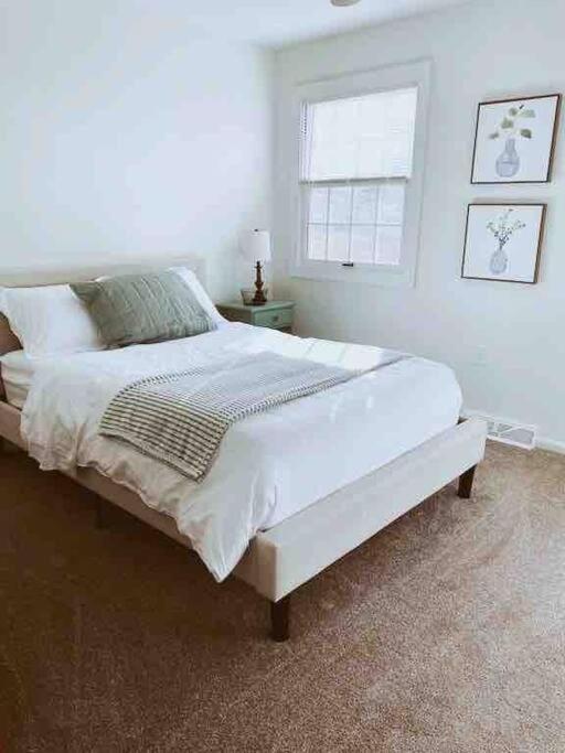 5 Bedrooms On A Flat Acre. Great Water Pressure! Holiday home *