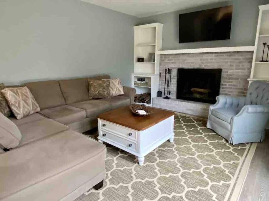 5 Bedrooms On A Flat Acre. Great Water Pressure! *