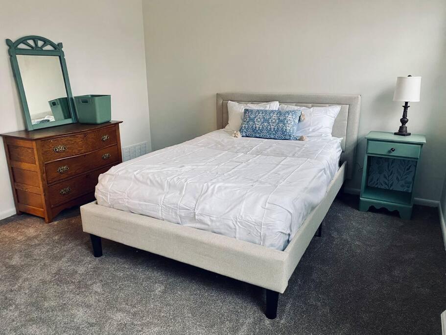 5 Bedrooms On A Flat Acre. Great Water Pressure! Holiday home *